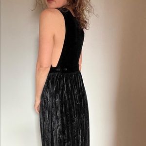 Vintage black velvet and velour overalls dress. I’d say it’s a sz small- medium.